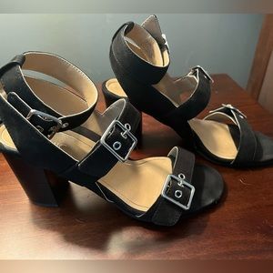 Vionic black suede strappy buckle sandals